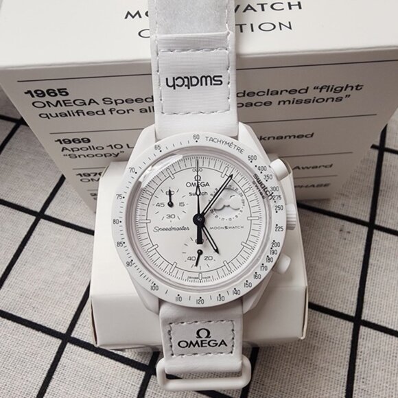 OMEGAxSwatchWhiteMoonSwatchMissiontotheMoonphaseFullMoonSnoopy - Picture 3 of 4